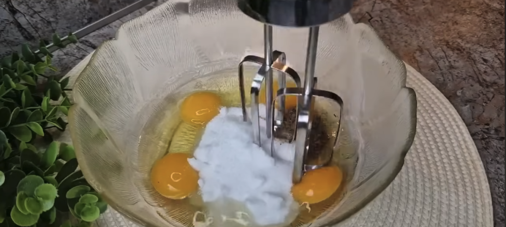 Ořechové řezy s nadýchaným piškotem a jemným krémem – jako z cukrárny, ale zvládnete je i doma