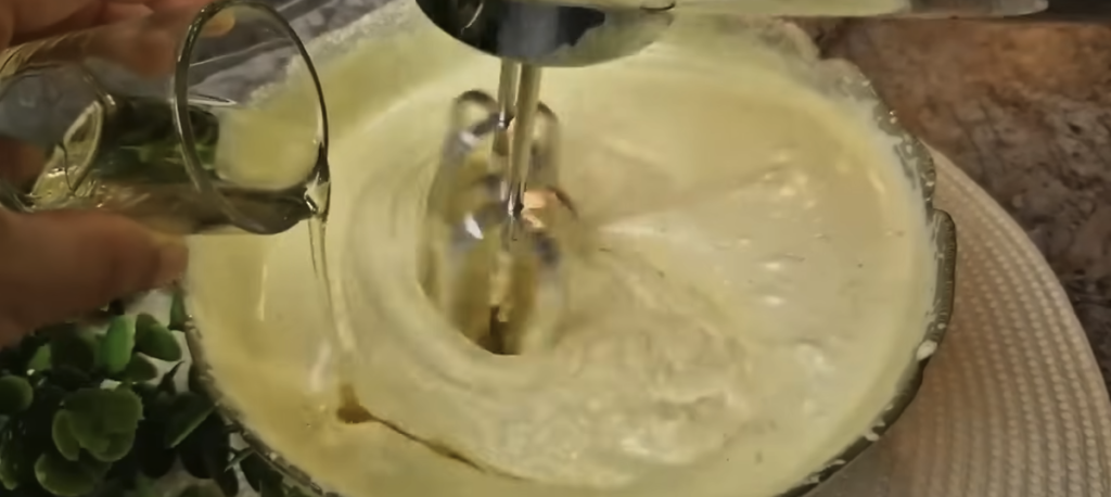 Ořechové řezy s nadýchaným piškotem a jemným krémem – jako z cukrárny, ale zvládnete je i doma