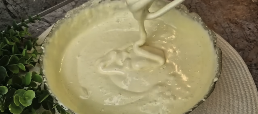 Ořechové řezy s nadýchaným piškotem a jemným krémem – jako z cukrárny, ale zvládnete je i doma