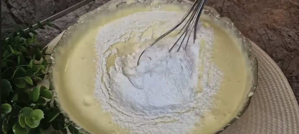 Ořechové řezy s nadýchaným piškotem a jemným krémem – jako z cukrárny, ale zvládnete je i doma