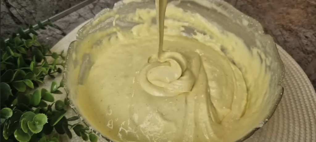 Ořechové řezy s nadýchaným piškotem a jemným krémem – jako z cukrárny, ale zvládnete je i doma