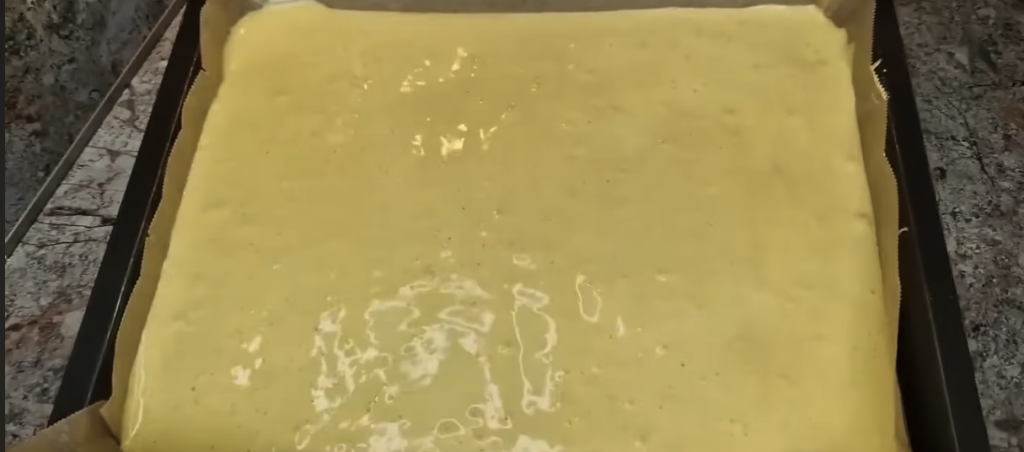 Ořechové řezy s nadýchaným piškotem a jemným krémem – jako z cukrárny, ale zvládnete je i doma