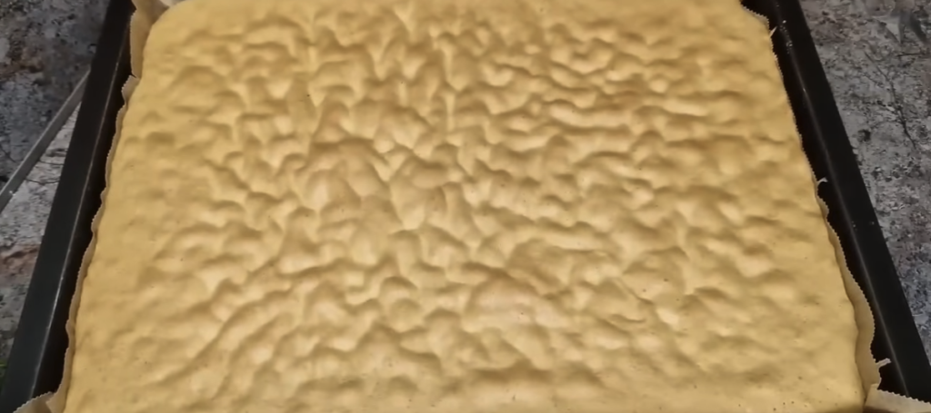 Ořechové řezy s nadýchaným piškotem a jemným krémem – jako z cukrárny, ale zvládnete je i doma