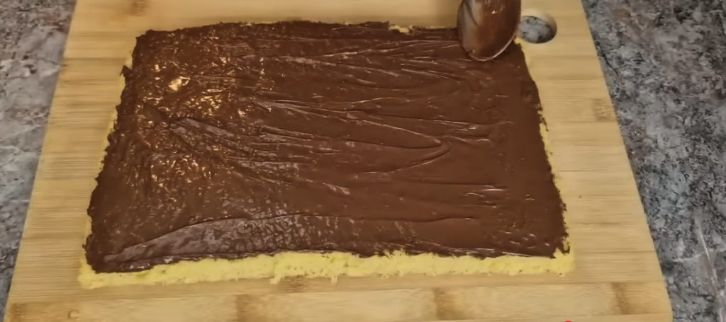 Ořechové řezy s nadýchaným piškotem a jemným krémem – jako z cukrárny, ale zvládnete je i doma