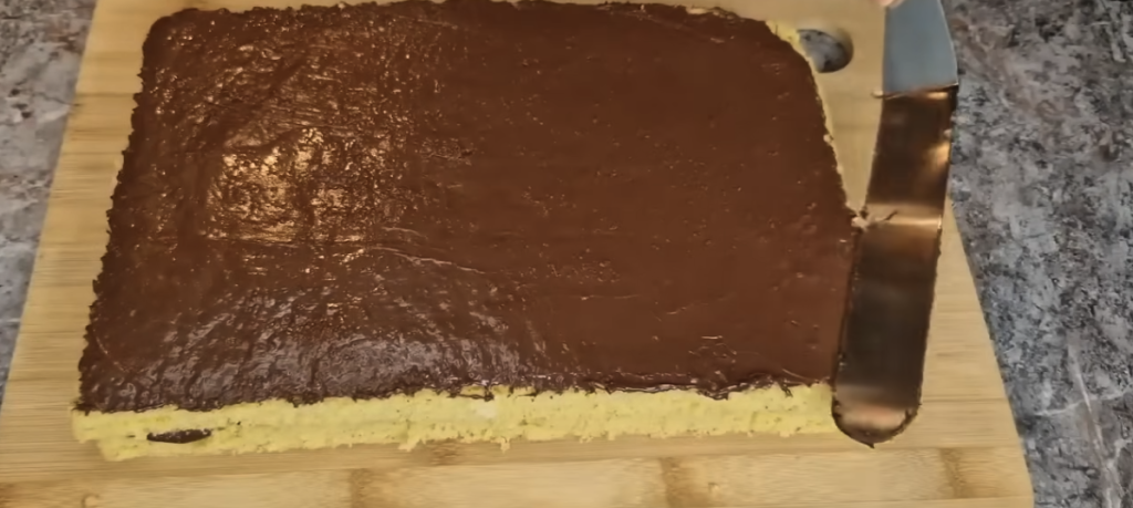 Ořechové řezy s nadýchaným piškotem a jemným krémem – jako z cukrárny, ale zvládnete je i doma