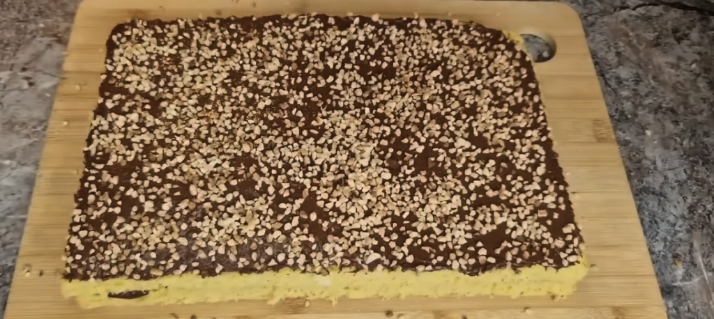 Ořechové řezy s nadýchaným piškotem a jemným krémem – jako z cukrárny, ale zvládnete je i doma