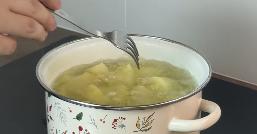 Křupavé bramborové kapsy plněné šťavnatou klobáskou a krémovou mozzarellou