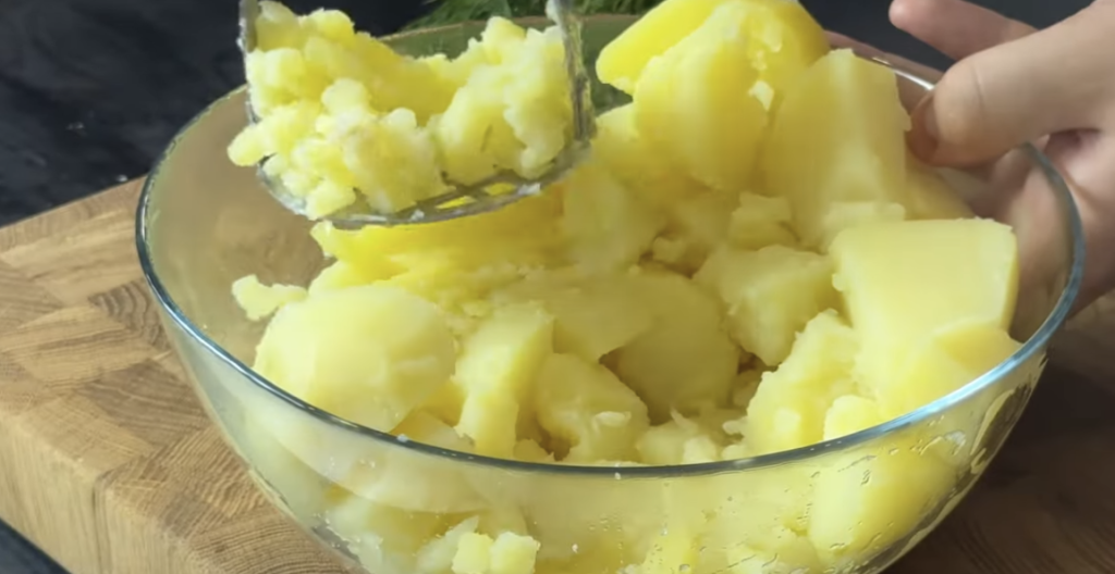 Křupavé bramborové kapsy plněné šťavnatou klobáskou a krémovou mozzarellou