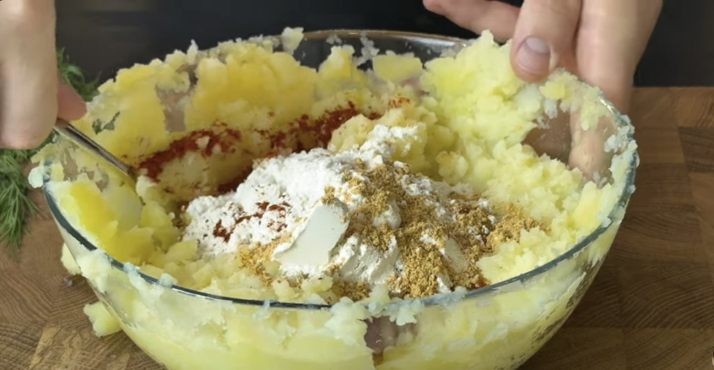 Křupavé bramborové kapsy plněné šťavnatou klobáskou a krémovou mozzarellou