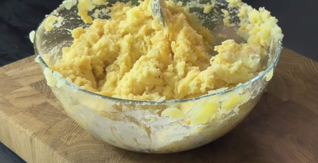 Křupavé bramborové kapsy plněné šťavnatou klobáskou a krémovou mozzarellou