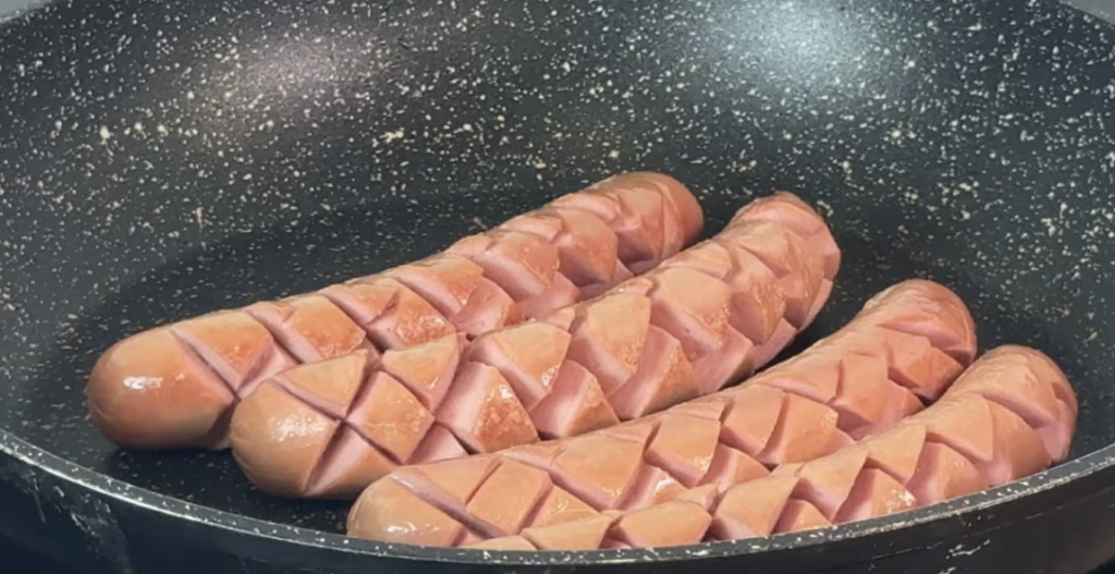 Křupavé bramborové kapsy plněné šťavnatou klobáskou a krémovou mozzarellou