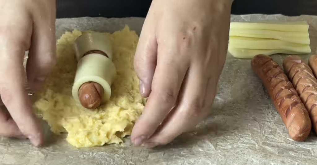 Křupavé bramborové kapsy plněné šťavnatou klobáskou a krémovou mozzarellou