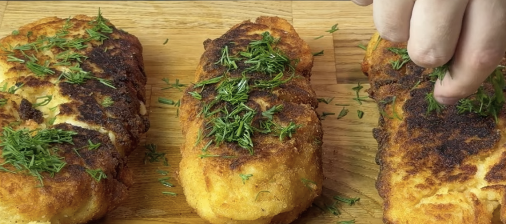 Křupavé bramborové kapsy plněné šťavnatou klobáskou a krémovou mozzarellou