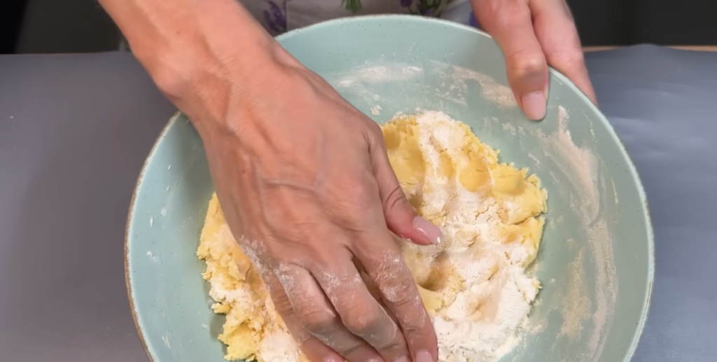 Jemné citronové koláčky s karamelovým kondenzovaným mlékem a kokosem - sladké a voňavé cukroví