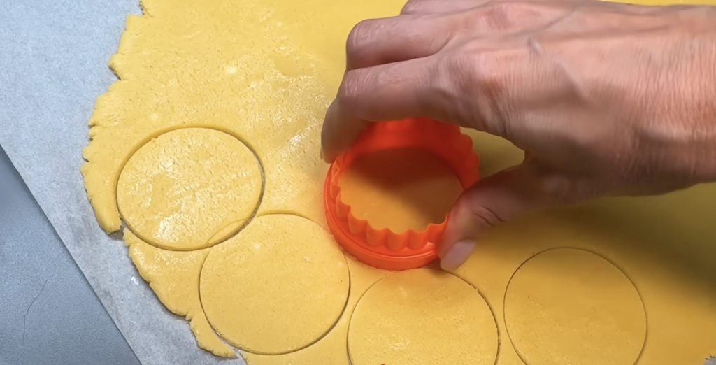 Jemné citronové koláčky s karamelovým kondenzovaným mlékem a kokosem - sladké a voňavé cukroví