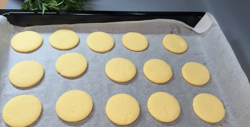 Jemné citronové koláčky s karamelovým kondenzovaným mlékem a kokosem - sladké a voňavé cukroví