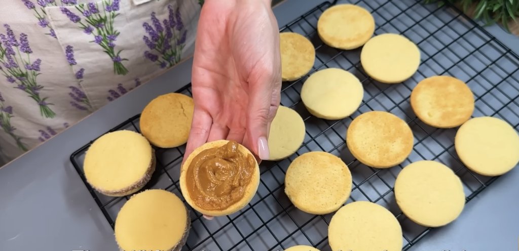 Jemné citronové koláčky s karamelovým kondenzovaným mlékem a kokosem - sladké a voňavé cukroví