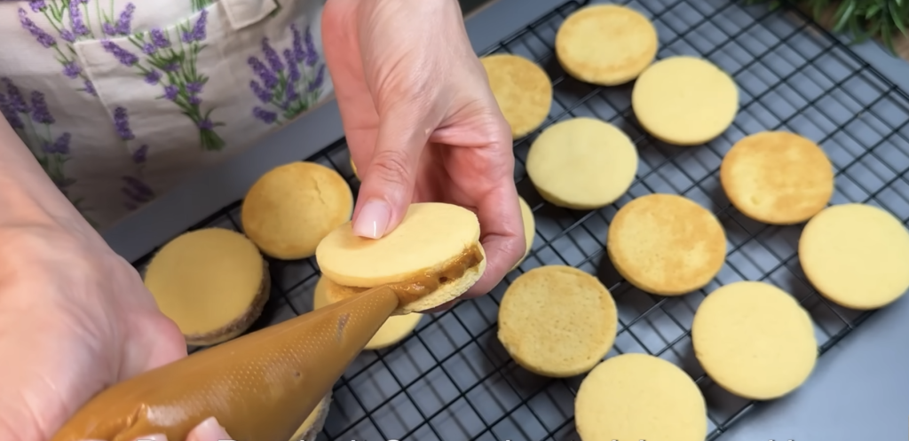 Jemné citronové koláčky s karamelovým kondenzovaným mlékem a kokosem - sladké a voňavé cukroví