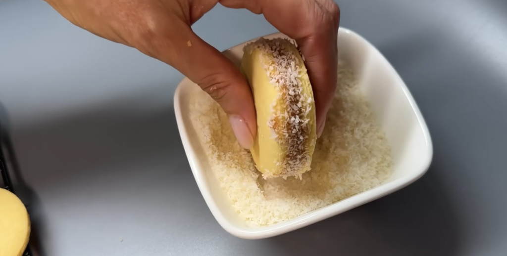 Jemné citronové koláčky s karamelovým kondenzovaným mlékem a kokosem - sladké a voňavé cukroví