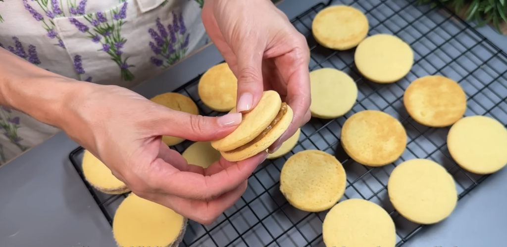 Jemné citronové koláčky s karamelovým kondenzovaným mlékem a kokosem - sladké a voňavé cukroví