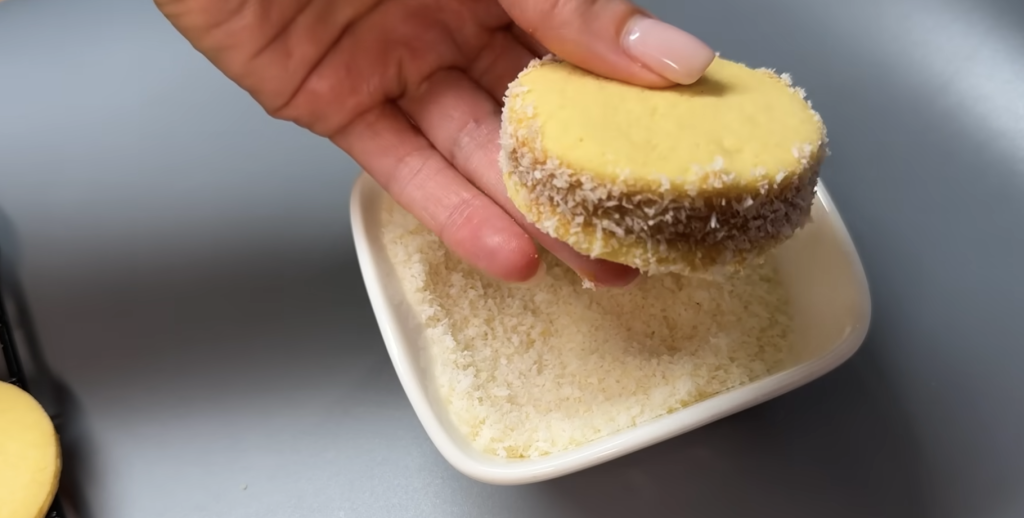 Jemné citronové koláčky s karamelovým kondenzovaným mlékem a kokosem - sladké a voňavé cukroví