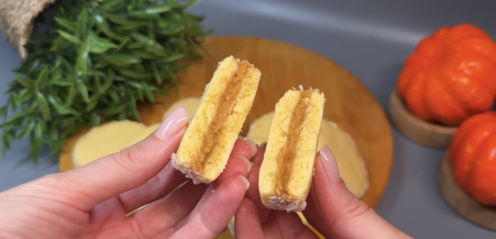 Jemné citronové koláčky s karamelovým kondenzovaným mlékem a kokosem - sladké a voňavé cukroví