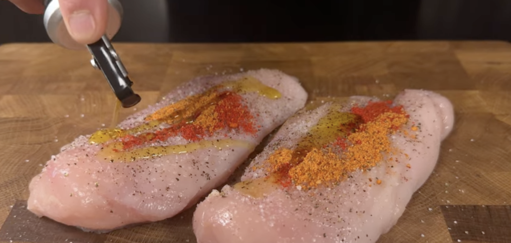 Krémové těstoviny s kuřecím masem, slaninou a smetanovou omáčkou