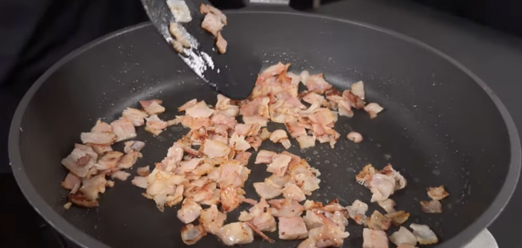 Krémové těstoviny s kuřecím masem, slaninou a smetanovou omáčkou