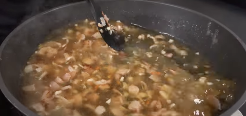 Krémové těstoviny s kuřecím masem, slaninou a smetanovou omáčkou