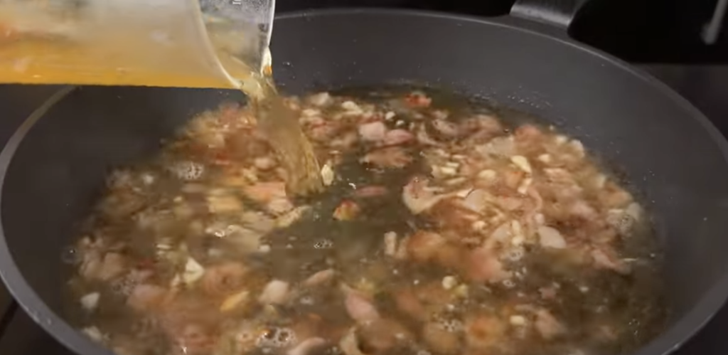 Krémové těstoviny s kuřecím masem, slaninou a smetanovou omáčkou