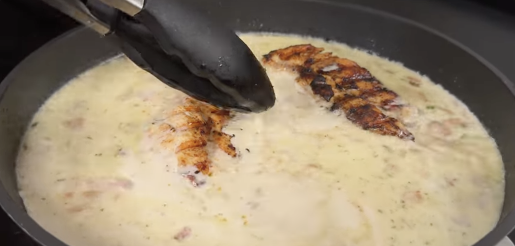 Krémové těstoviny s kuřecím masem, slaninou a smetanovou omáčkou