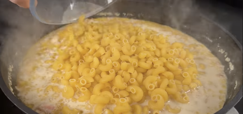 Krémové těstoviny s kuřecím masem, slaninou a smetanovou omáčkou