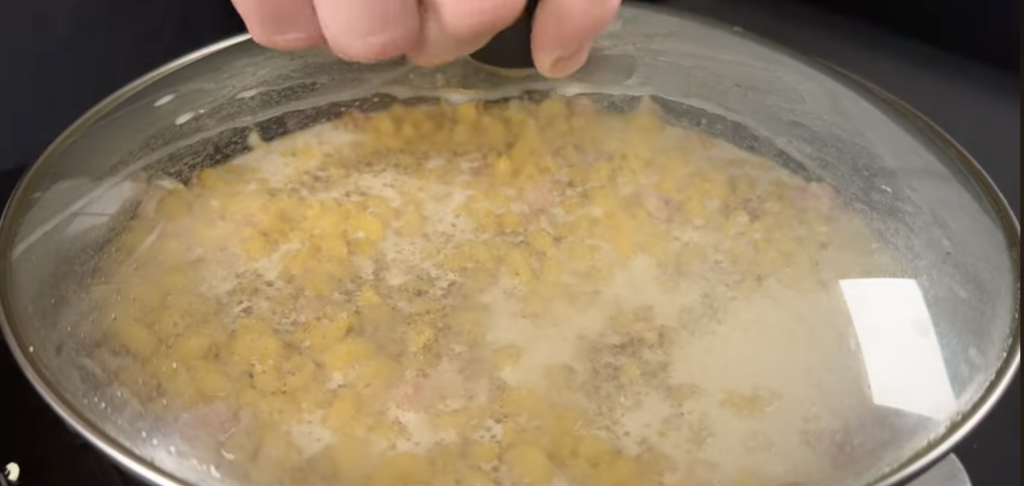 Krémové těstoviny s kuřecím masem, slaninou a smetanovou omáčkou