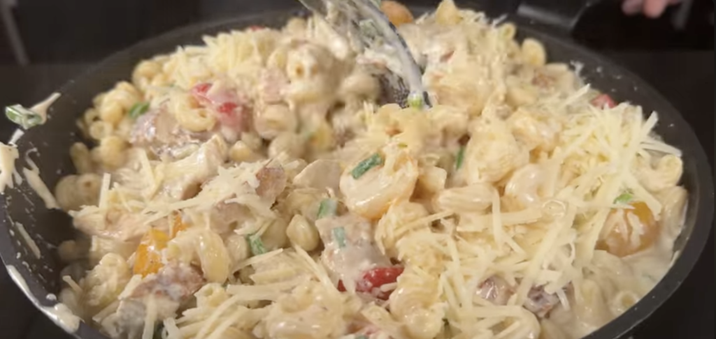 Krémové těstoviny s kuřecím masem, slaninou a smetanovou omáčkou