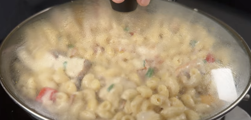 Krémové těstoviny s kuřecím masem, slaninou a smetanovou omáčkou