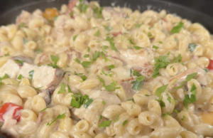 Krémové těstoviny s kuřecím masem, slaninou a smetanovou omáčkou Krémové těstoviny s kuřecím masem, slaninou a smetanovou omáčkou