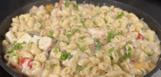 Krémové těstoviny s kuřecím masem, slaninou a smetanovou omáčkou