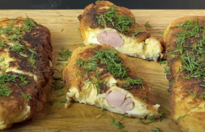 Křupavé bramborové kapsy s klobáskou a mozzarellou Křupavé bramborové kapsy s klobáskou a mozzarellou