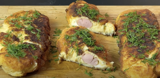 Křupavé bramborové kapsy s klobáskou a mozzarellou