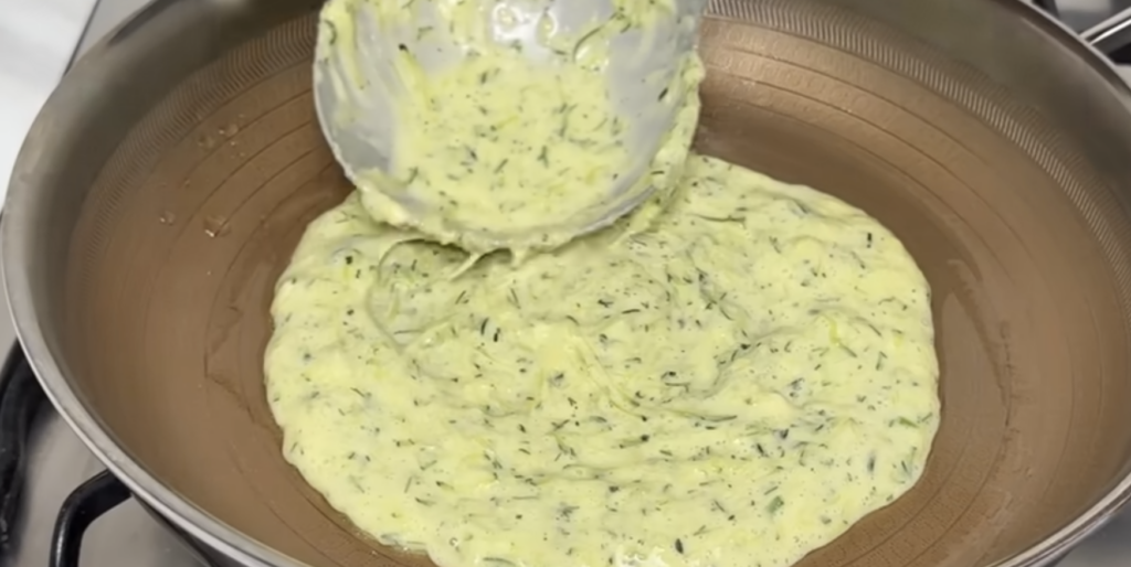 Cuketové placky s koprem a česnekem – rychlá a zdravá večeře z pánve