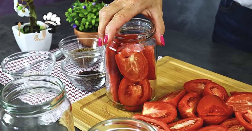 Zavařovaná rajčata ve sladkokyselém nálevu – jednoduchý recept krok za krokem