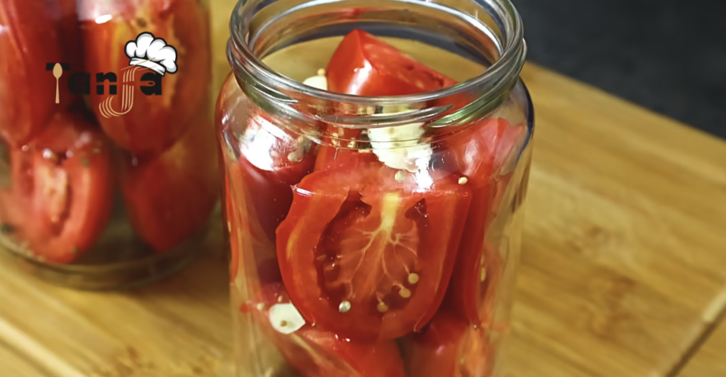 Zavařovaná rajčata ve sladkokyselém nálevu – jednoduchý recept krok za krokem