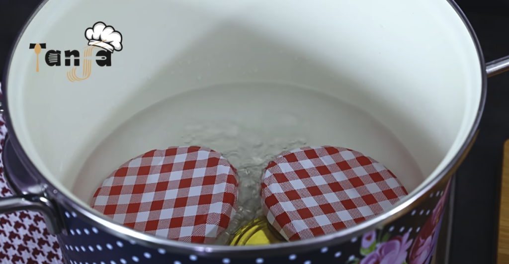 Zavařovaná rajčata ve sladkokyselém nálevu – jednoduchý recept krok za krokem