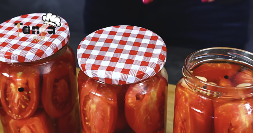 Zavařovaná rajčata ve sladkokyselém nálevu – jednoduchý recept krok za krokem