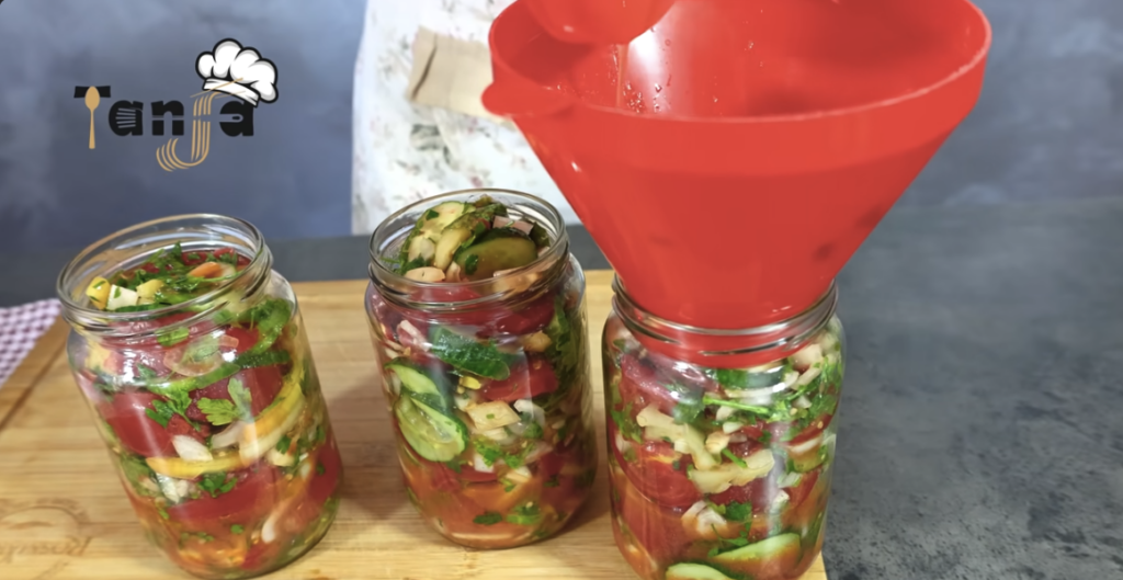 Zeleninový salát na zimu do sklenic – osvědčený domácí recept