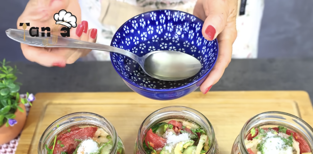 Zeleninový salát na zimu do sklenic – osvědčený domácí recept