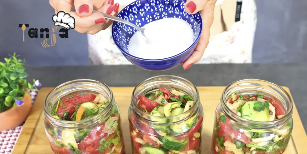 Zeleninový salát na zimu do sklenic – osvědčený domácí recept
