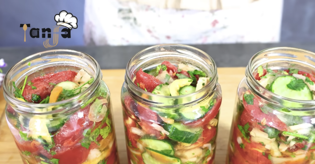 Zeleninový salát na zimu do sklenic – osvědčený domácí recept