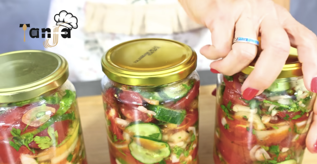 Zeleninový salát na zimu do sklenic – osvědčený domácí recept