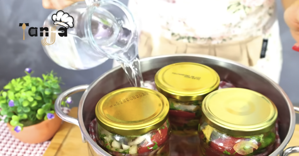 Zeleninový salát na zimu do sklenic – osvědčený domácí recept